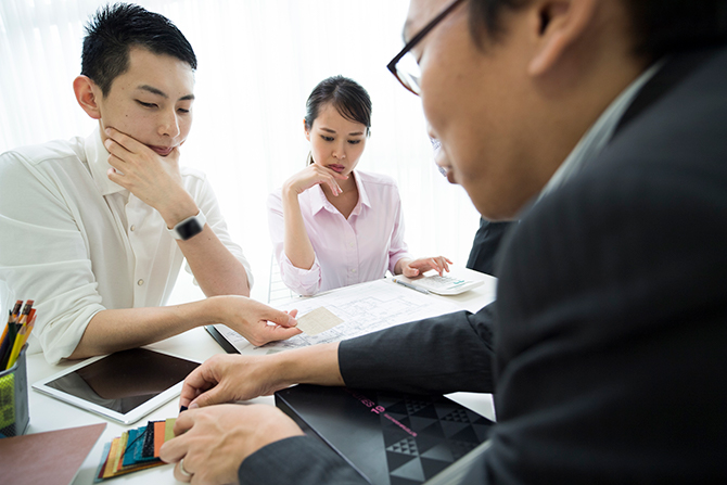 Woman and man deciding maintenance and family arrangements among separation