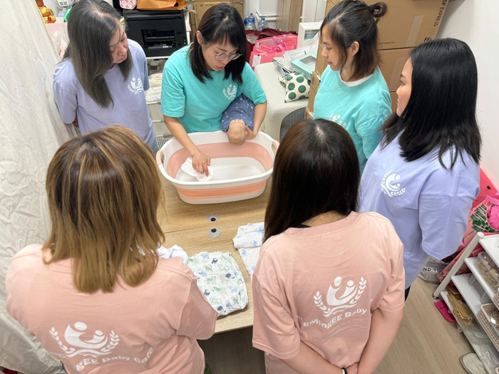 The confinement nanny carefully observes the new mother’s changes and helps her understand that becoming a new mother takes time to adjust to. When necessary, she can seek support from family members and professionals.
